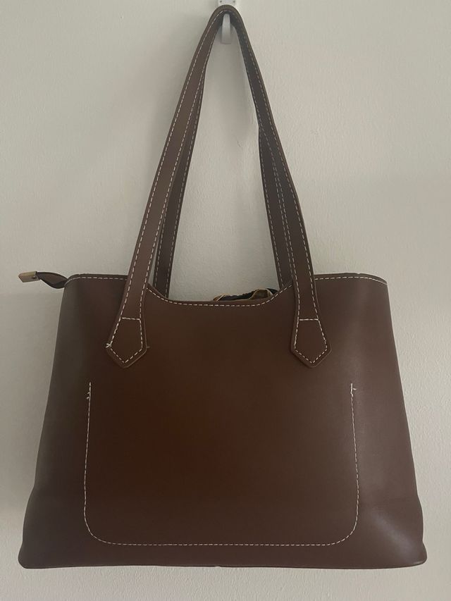 Bolso marrón con pañuelo