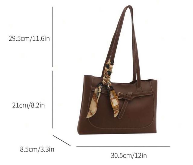 Bolso marrón con pañuelo