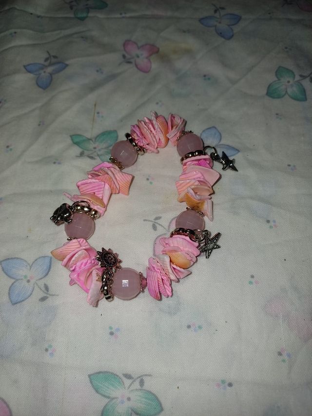 Pulseira artesanal com conchas cor-de-rosa e pérolas