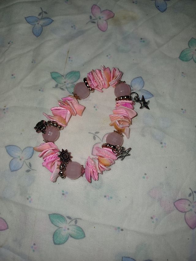 Pulseira artesanal com conchas cor-de-rosa e pérolas