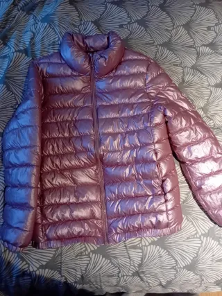Abrigo rosa acolchado tipo plumas