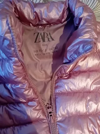 Abrigo rosa acolchado tipo plumas