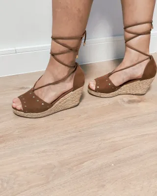 Sandalias tacón de esparto con cuerdas marrón. 