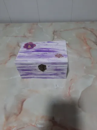 Caja de madera decorada con flores