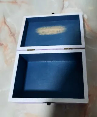 Caja de madera decorada con flores