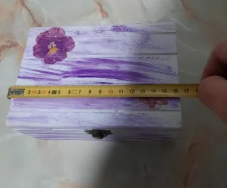 Caja de madera decorada con flores