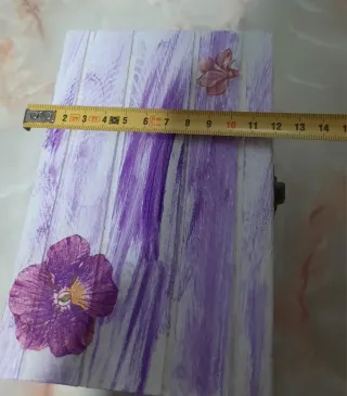 Caja de madera decorada con flores