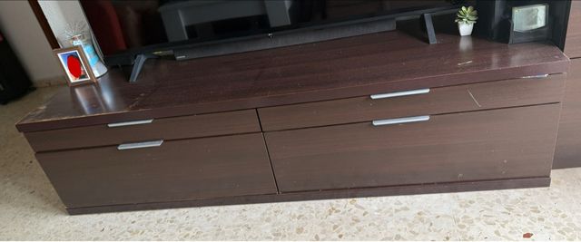 Mueble de madera marrón