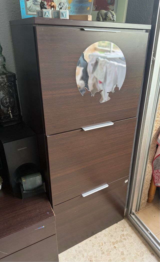 Mueble de madera marrón