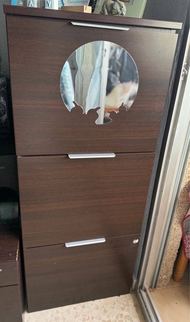 Mueble de madera marrón