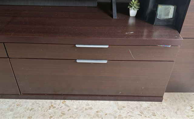 Mueble de madera marrón