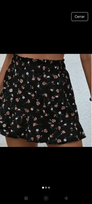Falda floral negra con volantes