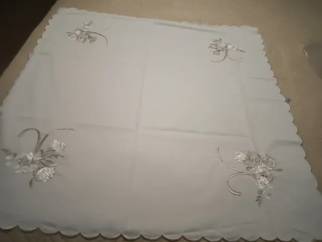 Tapete bordado plata y blanco