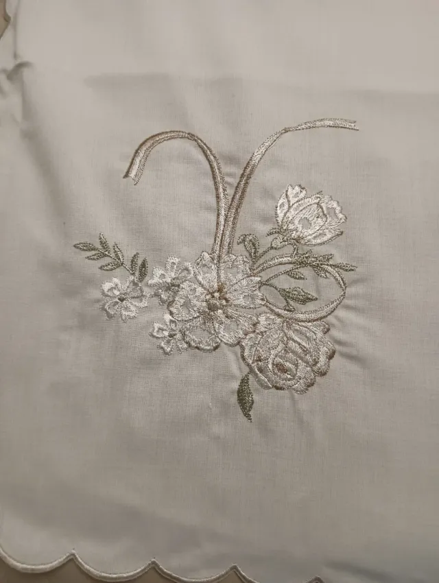 Tapete bordado plata y blanco