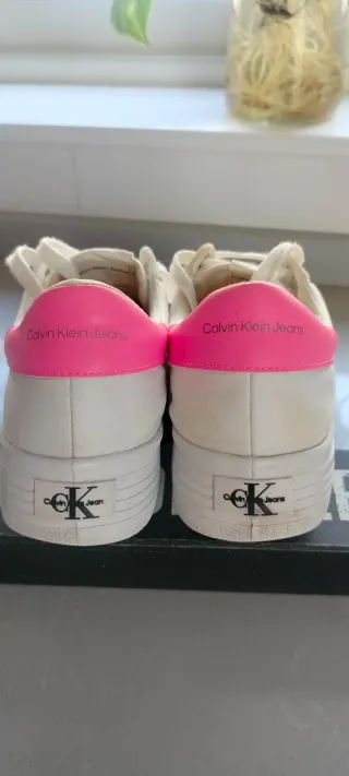 Deportivas Calvin Klein Blancas con Detalle Rosa