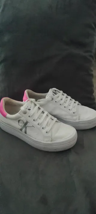 Deportivas Calvin Klein Blancas con Detalle Rosa
