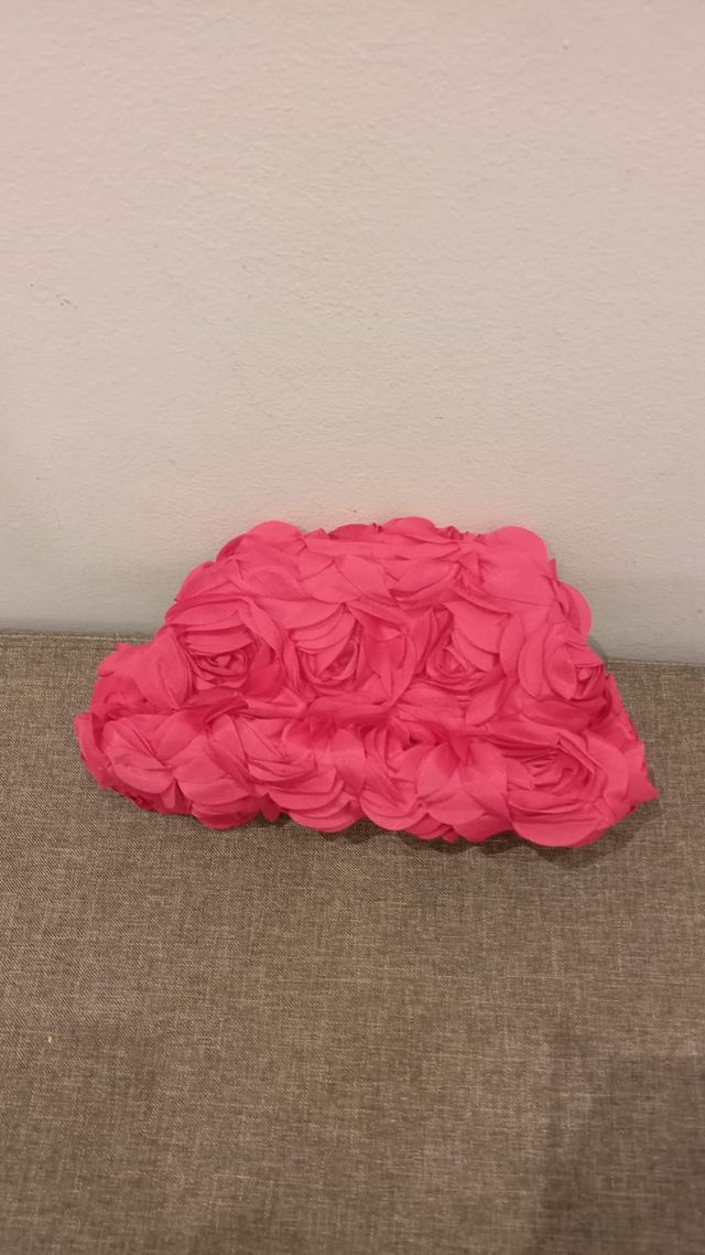 Bolso de mano rosa con flores