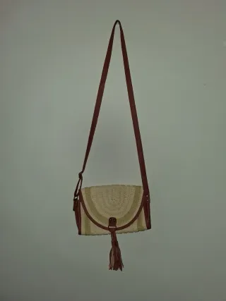 Bolso de rafia con flecos