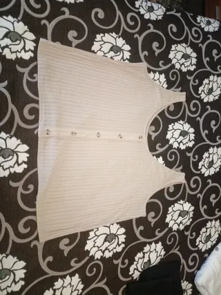 Camiseta de tirantes beige con botones