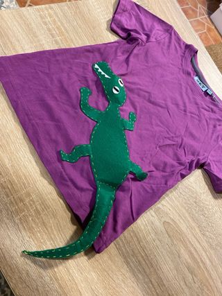 Camiseta artesanal morada con cocodrilo verde 6 añ