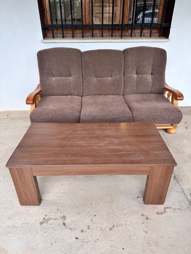 Sofá y mesa de centro