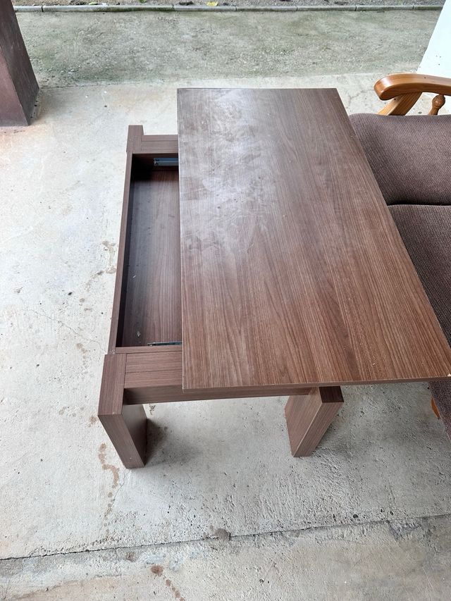 Sofá y mesa de centro