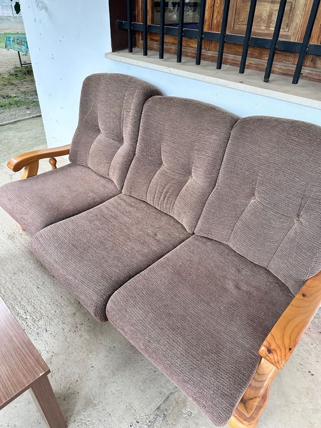 Sofá y mesa de centro