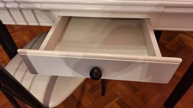 Mesa de cocina-comedor blanca y negra