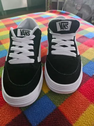 Zapatillas Vans Talla 36 Negras y Blancas piel