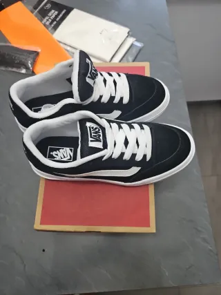 Zapatillas Vans Talla 36 Negras y Blancas piel