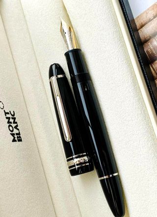 Pluma Estilográfica Montblanc Negra y Dorada