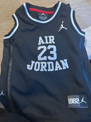 Camiseta Jordan 23 Air Negra 1/2 años