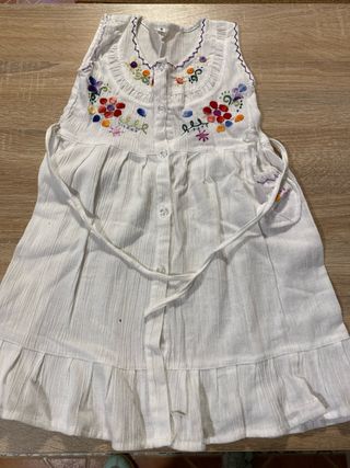 Vestido blanco bordado 4 años