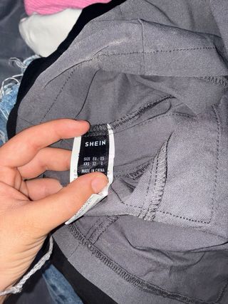Vestido gris con cinturones y bolsillos