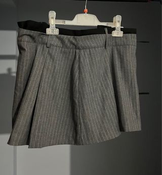 Falda pantalón gris rayas blancas