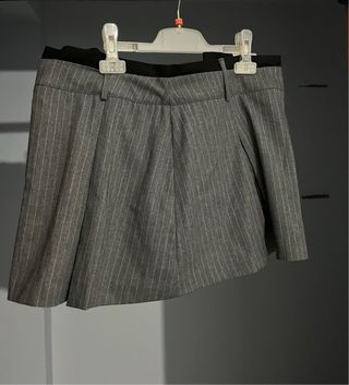 Falda pantalón gris rayas blancas