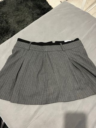 Falda pantalón gris rayas blancas