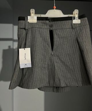 Falda pantalón gris rayas blancas