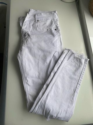 Pantalones pitillo blancos rotos chico