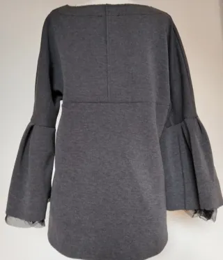 Blusa gris con mangas acampanadas
