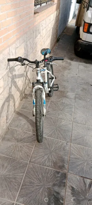 Bicicleta de montaña blanca y azul