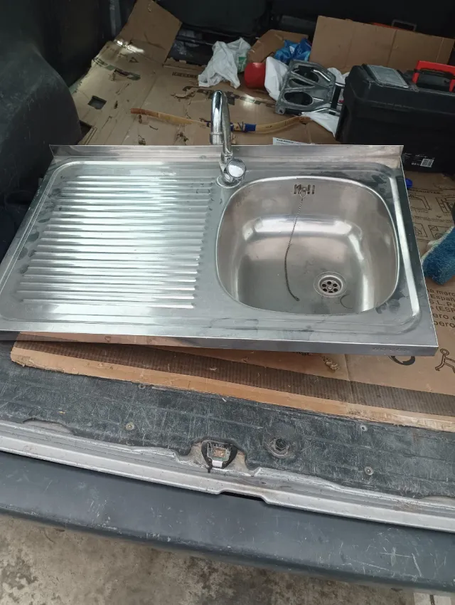 Fregadero de cocina con escurridor