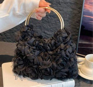 Bolso de mano Shein negro con detalles dorados. 