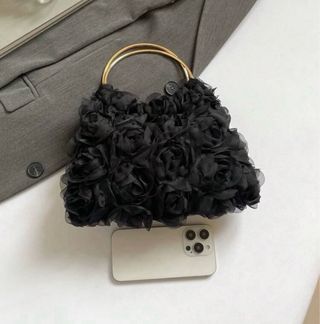 Bolso de mano Shein negro con detalles dorados. 