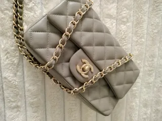 Bolso Chanel acolchado gris