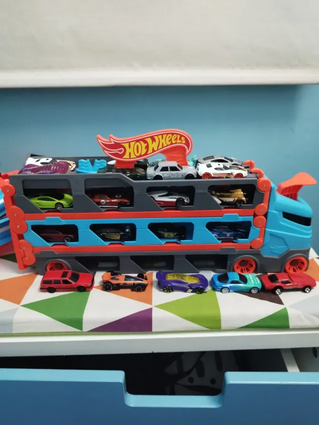 Camión Transportador Hot Wheels con Coches