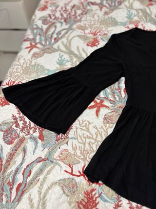 Camisa negra manga larga volantes
