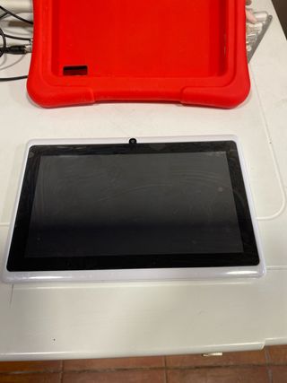 Tablet Blanca con Funda Roja