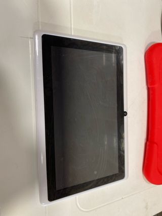 Tablet Blanca con Funda Roja