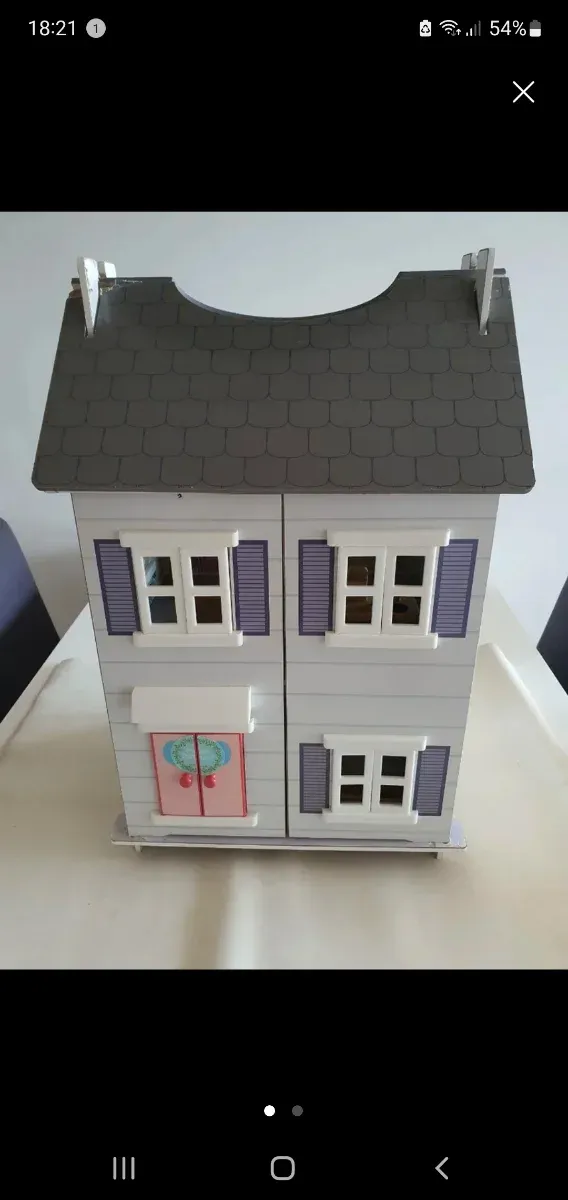 Casa de muñecas de madera